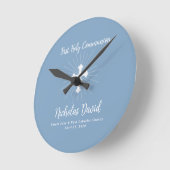 Dusty Blue First Communation mit Cross Runde Wanduhr (Winkel)