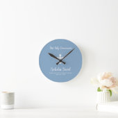 Dusty Blue First Communation mit Cross Runde Wanduhr (Zuhause)