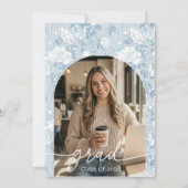 Dusty Blue Floral Arch Graduation Invite Einladung (Rückseite)