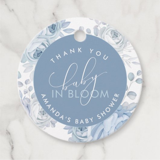 Dusty Blue Floral Baby in Bloom Baby Shower Geschenkanhänger (Vorderseite)
