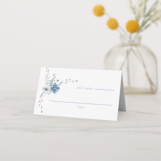 Dusty Blue Floral Bloom Wedding Platzkarte (Vorderseite)