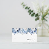 Dusty Blue Floral Blume Hochzeit Platzkarte (Stehend Vorderseite)