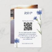 Dusty Blue Floral Bold Stilvolle QR Code RSVP Kart (Vorne/Hinten)