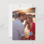 Dusty Blue Floral Bold Stilvolle QR Code RSVP Kart Karte (Rückseite)