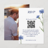 Dusty Blue Floral Bold Stilvolle QR Code RSVP Kart Karte (Vorne/Hinten)