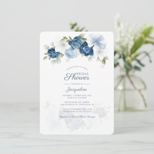Dusty Blue Floral Botanical Brautparty Einladung (Stehend Vorderseite)