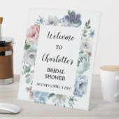Dusty Blue Floral Brautparty Willkommen Sockelschild (In Situ)