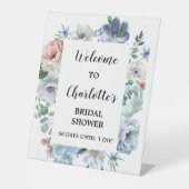 Dusty Blue Floral Brautparty Willkommen Sockelschild (Vorderseite)