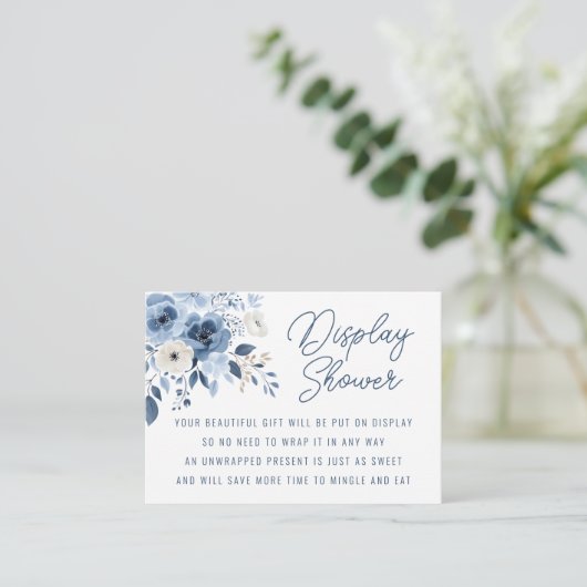 Dusty Blue Floral Bridal Display Dusche Begleitkarte (Stehend Vorderseite)