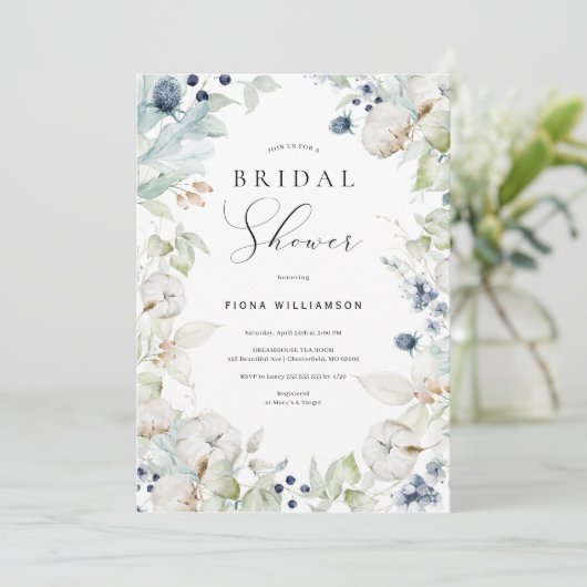 Dusty Blue Floral Bridal Dusche Einladung (Stehend Vorderseite)