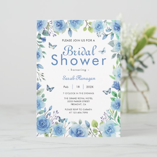 Dusty Blue Floral Butterfly Brautparty Einladung (Stehend Vorderseite)