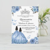 Dusty Blue Floral Butterfly Twin Girl Quinceanera Einladung (Stehend Vorderseite)