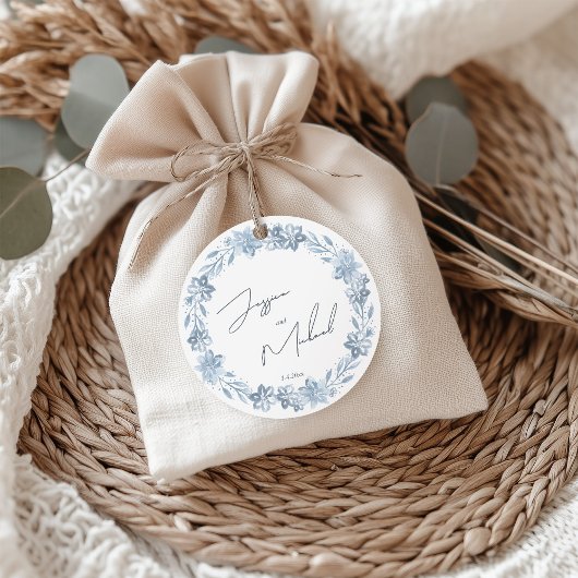 Dusty Blue Floral Chic Script Winter Theme Wedding Geschenkanhänger