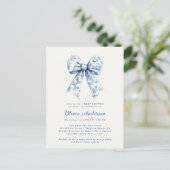 Dusty Blue Floral Chinoiserie Bow Baby Dusche Postkarte (Stehend Vorderseite)