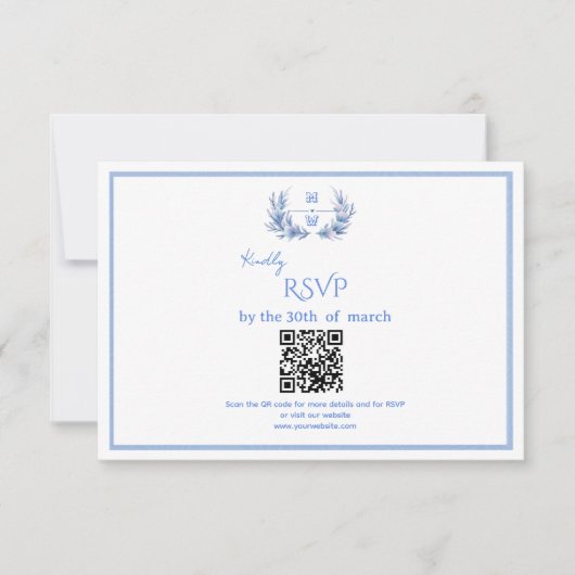Dusty Blue Floral Crest Monogram QR Code Wedding RSVP Karte (Vorderseite)