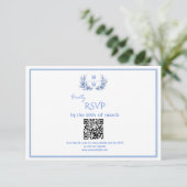 Dusty Blue Floral Crest Monogram QR Code Wedding RSVP Karte (Stehend Vorderseite)
