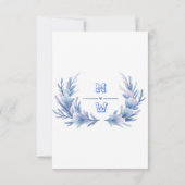 Dusty Blue Floral Crest Monogram Wedding RSVP Karte (Rückseite)