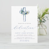 Dusty Blue Floral Cross Baby Dedication Einladung (Stehend Vorderseite)