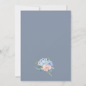 Dusty Blue Floral Diamond Monogramm die Hochzeit v Einladung (Rückseite)