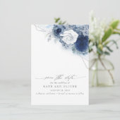 Dusty Blue Floral Elegant Botanisch Save the Date Ankündigung (Stehend Vorderseite)