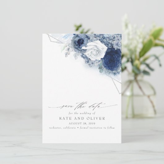 Dusty Blue Floral Elegant Botanisch Save the Date Ankündigung (Stehend Vorderseite)