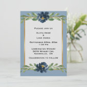 Dusty Blue Floral Elegant Floral Gold Hochzeit Einladung (Stehend Vorderseite)