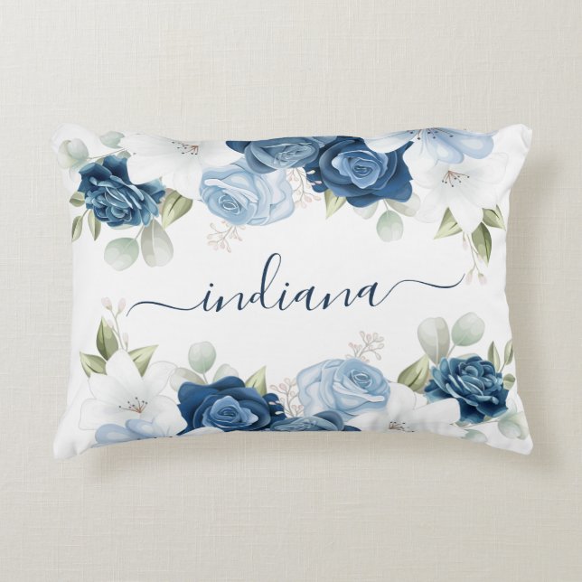 Dusty Blue Floral Elegant Script Monogram Dekokissen (Vorderseite)