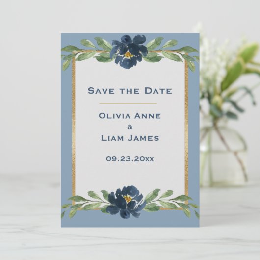 Dusty Blue Floral Elegante Hochzeit Save The Date (Stehend Vorderseite)