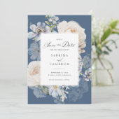 Dusty Blue Floral Elegante Rose Hochzeit Einladung (Stehend Vorderseite)