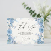 Dusty Blue Floral Elegante Wedding Dankeskarte (Stehend Vorderseite)
