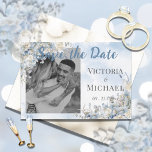 Dusty Blue Floral Foto Wasserfarbe Hochzeit Save The Date<br><div class="desc">Schöne,  staubblaue und elfenbeinblaue Rose mit krummen Bändern in sanften Aquarellfarben. Personalisieren durch Hinzufügen. Ihr Foto,  Ihre Namen und Ihr Veranstaltungsdatum. Ideal für Ihre Hochzeit oder Ihren besondere Anlass.</div>