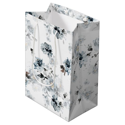 Dusty Blue Floral Geschenktasche Mittlere Geschenktüte (Vorderseite Schrägansicht)