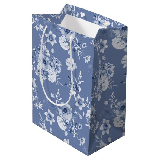 Dusty Blue Floral Geschenktasche Mittlere Geschenktüte (Rückseite Schrägansicht)
