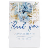 Dusty Blue Floral Gold Wedding Mittlere Geschenktüte (Rückseite)