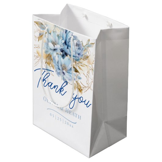 Dusty Blue Floral Gold Wedding Mittlere Geschenktüte (Rückseite Schrägansicht)