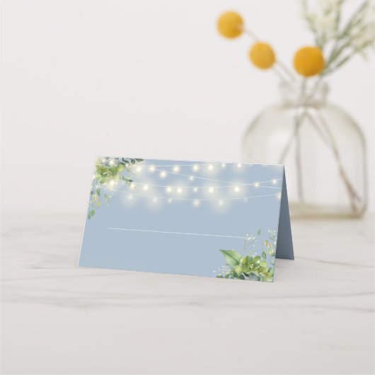 Dusty Blue Floral Greenerity String Lights Wedding Platzkarte (Vorderseite)
