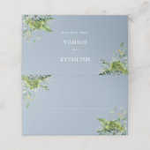 Dusty Blue Floral Greenery Elegante Wedding Platzkarte (Außenseite Aufgefaltet)