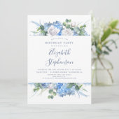Dusty Blue Floral Greenery Moderne Geburtstag Einladung (Stehend Vorderseite)