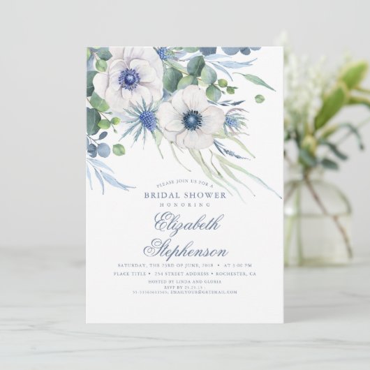 Dusty Blue Floral Greenery Modernes Brautparty Einladung (Stehend Vorderseite)