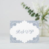 Dusty Blue Floral Lace Rustic Wedding RSVP Einladungspostkarte (Stehend Vorderseite)