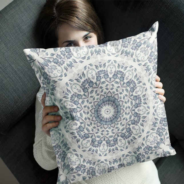 Dusty Blue Floral Mandala Kissen (Von Creator hochgeladen)