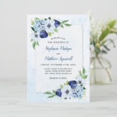 Dusty Blue Floral Moderne botanische Hochzeit Einladung (Stehend Vorderseite)