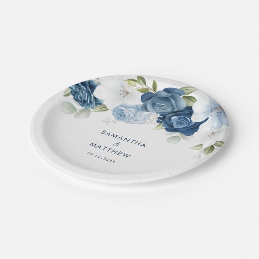 Dusty Blue Floral Moderne Custom Wedding Pappteller (Schrägansicht)