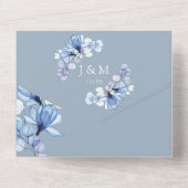 Dusty Blue Floral Monogram QR Code Wedding All In One Einladung (Rückseite)
