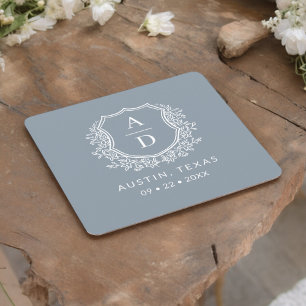 Dusty Blue Floral Monogram Wedding Wappen Modernes Rechteckiger Pappuntersetzer