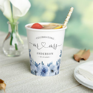Dusty Blue Floral Mr. und Mrs. Heart Script Weddin Pappbecher