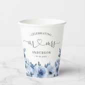 Dusty Blue Floral Mr. und Mrs. Heart Script Weddin Pappbecher (Vorderseite)