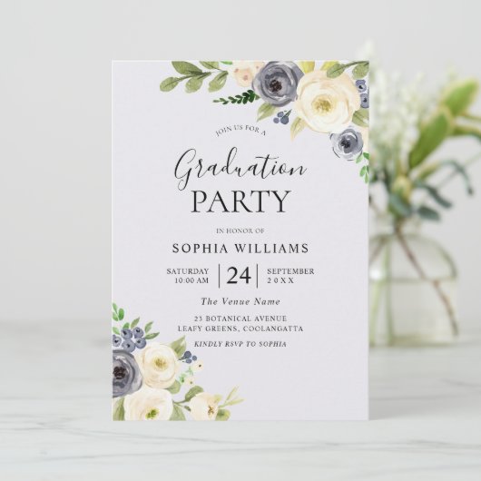 Dusty Blue Floral Navy Graduation Party Einladung (Stehend Vorderseite)
