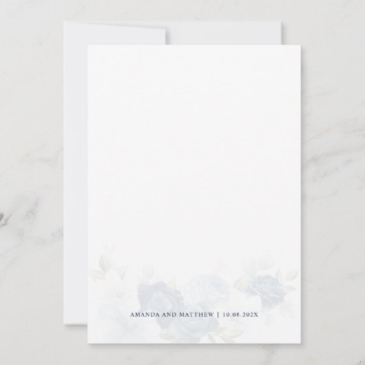 Dusty Blue Floral Navy Script Hochzeit Einladung (Rückseite)
