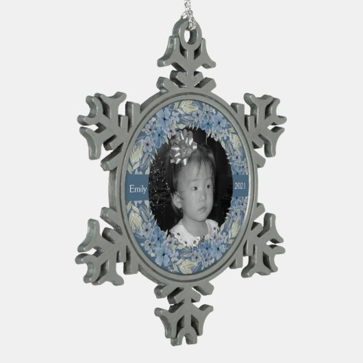 Dusty Blue Floral Personalisiert Schneeflocken Zinn-Ornament (Links)